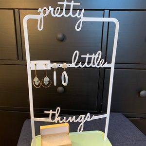 🔴NWOT ✨2 for 1 earrings!✨